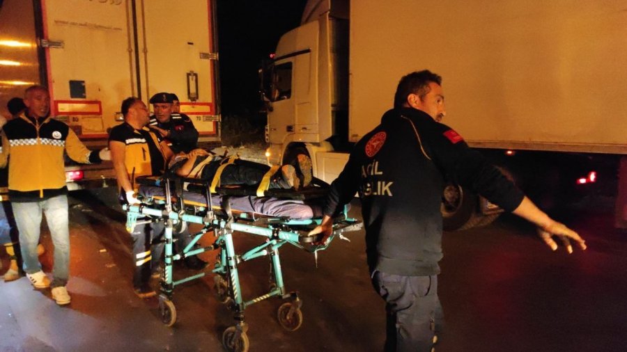 Tır İle Panelvan Aracın Karıştığı Kazada 5 Kişi Yaralandı