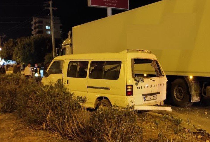 Tır İle Panelvan Aracın Karıştığı Kazada 5 Kişi Yaralandı