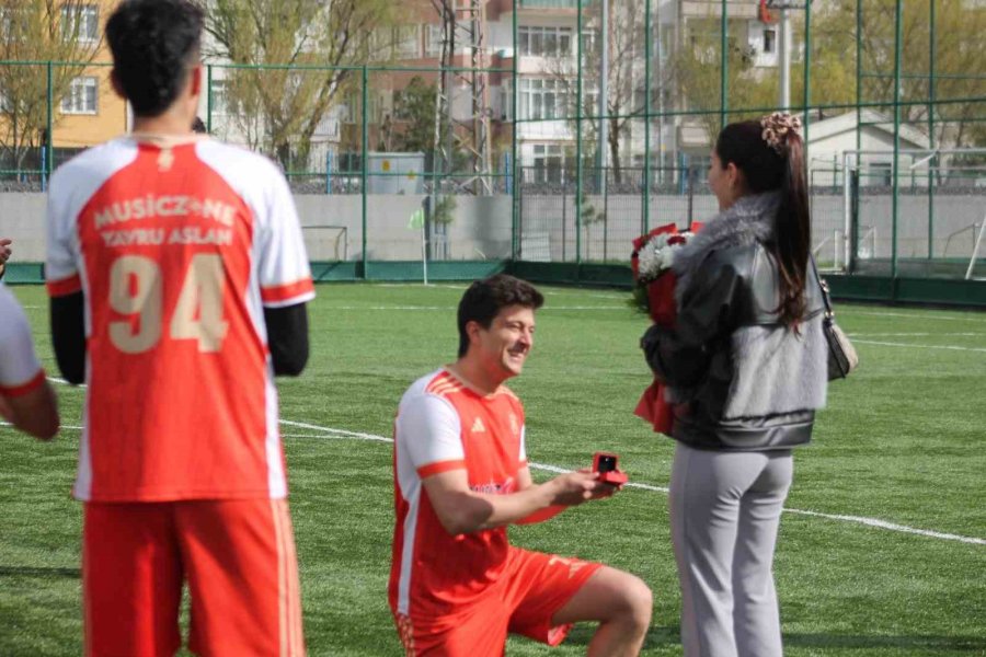 Yeşil Sahada Sürpriz Evlilik Teklifi