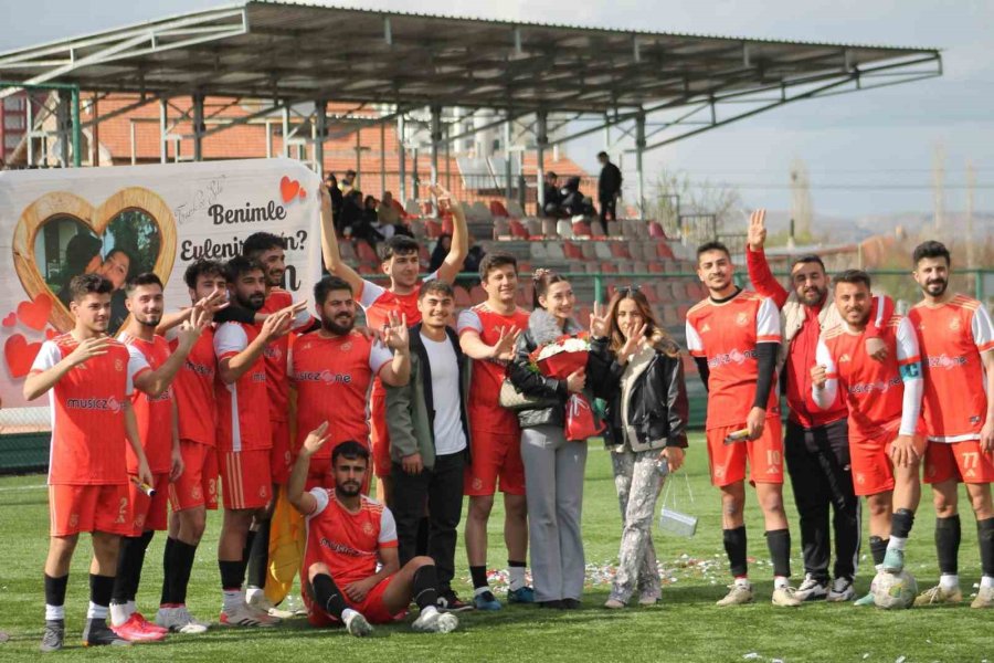 Yeşil Sahada Sürpriz Evlilik Teklifi