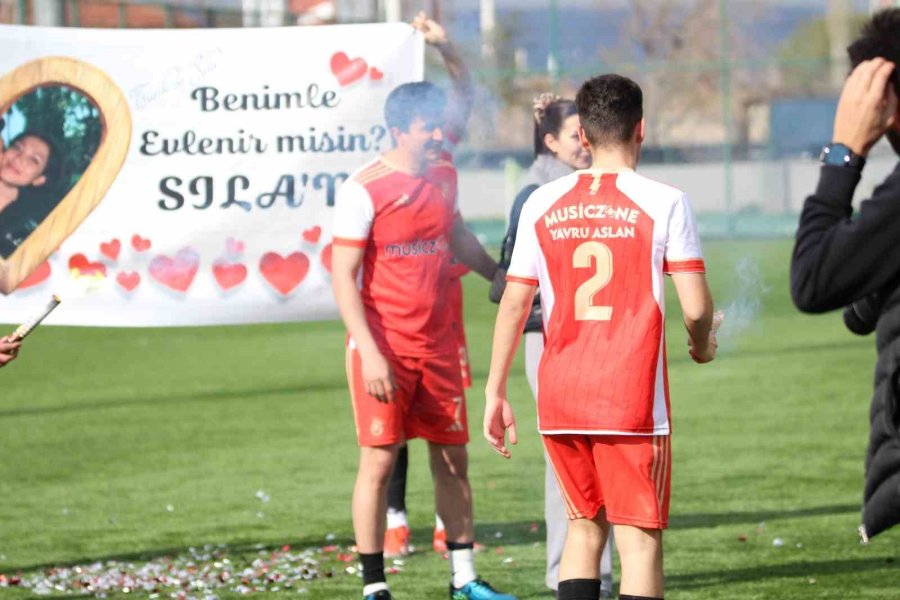 Yeşil Sahada Sürpriz Evlilik Teklifi