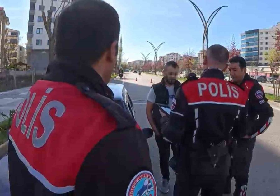 Ruhsatsız Tabancayla Yakalandı, Gözaltına Alındı