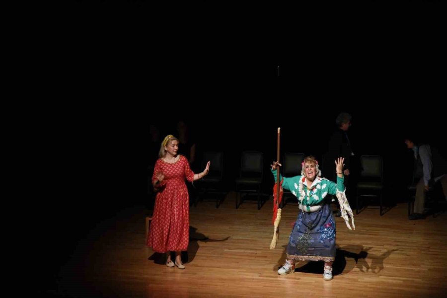 Anadolu Üniversitesinde "saksıdaki Cam Güzeli K-adın" Tiyatro Oyunu Sahnelendi