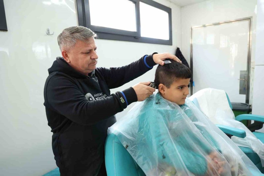 Mobil Kuaför Tırı Kırsaldaki Mahalleleri Dolaşıyor