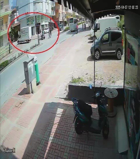 Kaza Yapan Sürücüler Olay Yerini Terk Etti