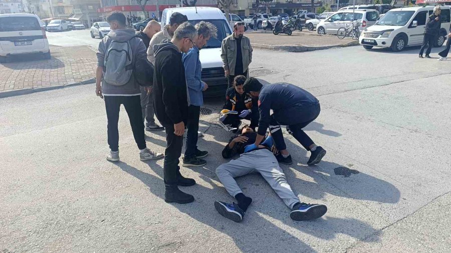 Antalya’da Hafif Ticari Araç Motosikletle Çarpıştı: 2 Yaralı