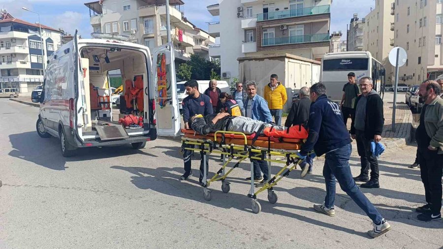 Antalya’da Hafif Ticari Araç Motosikletle Çarpıştı: 2 Yaralı