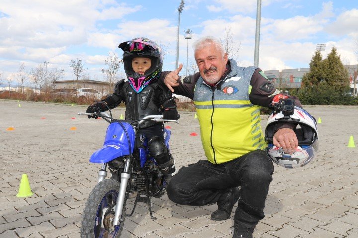 Zayn’a Rakip Eskişehir’den Çıktı: 3 Yaşındaki Atakan Motosikletiyle Pistlerin Tozunu Attırıyor