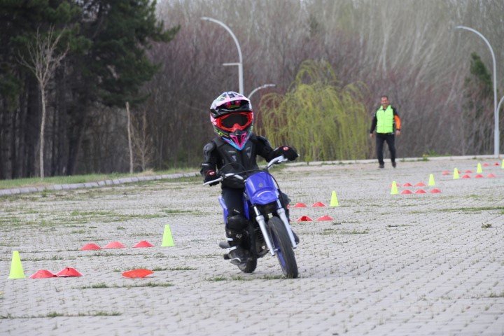 Zayn’a Rakip Eskişehir’den Çıktı: 3 Yaşındaki Atakan Motosikletiyle Pistlerin Tozunu Attırıyor