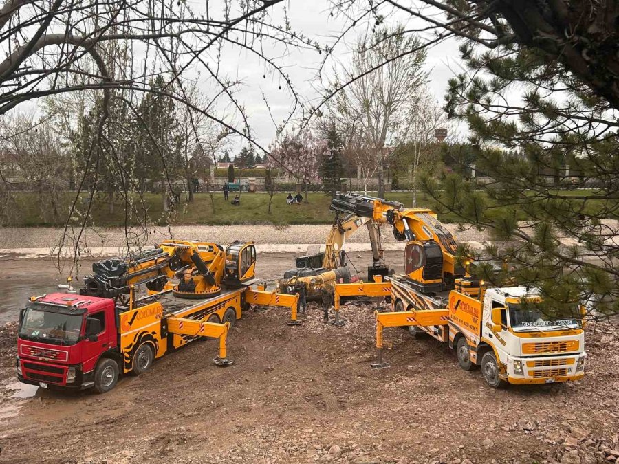 Porsuk Çayı Zeminine Gömülen Ekskavatör 2 Vinç İle Çıkarıldı