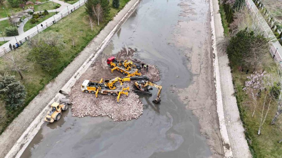 Porsuk Çayı Zeminine Gömülen Ekskavatör 2 Vinç İle Çıkarıldı