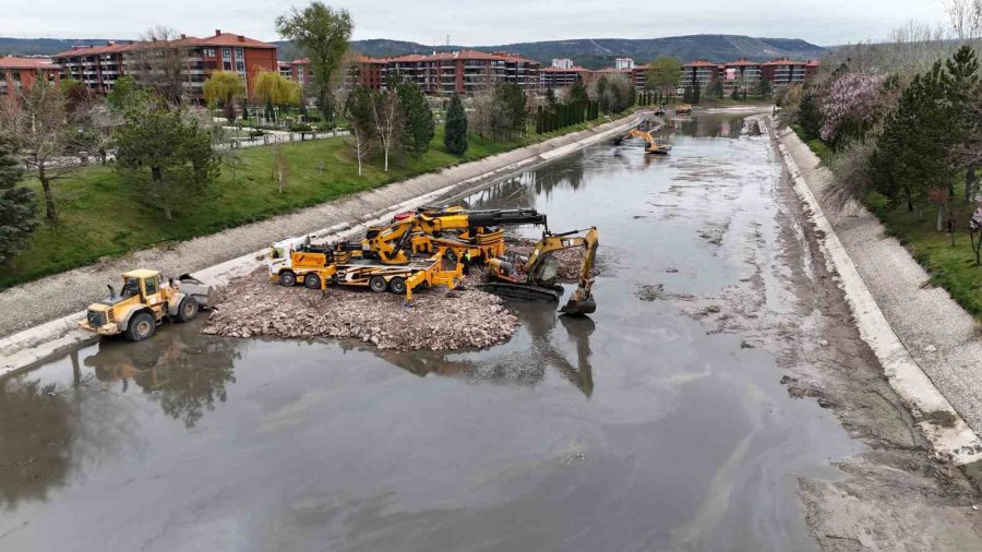 Porsuk Çayı Zeminine Gömülen Ekskavatör 2 Vinç İle Çıkarıldı