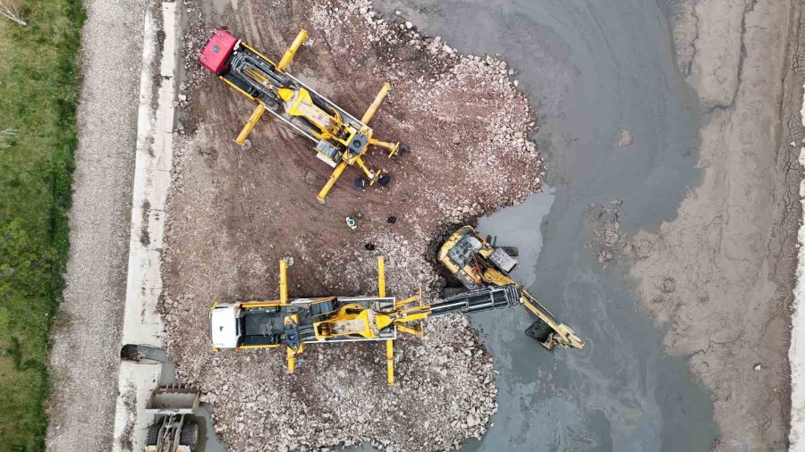 Porsuk Çayı Zeminine Gömülen Ekskavatör 2 Vinç İle Çıkarıldı