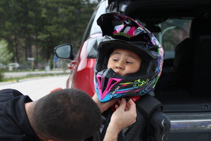 Zayn’a Rakip Eskişehir’den Çıktı: 3 Yaşındaki Atakan Motosikletiyle Pistlerin Tozunu Attırıyor