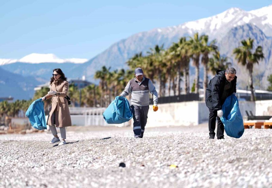 Konyaaltı Sahilini Ve Denizi Temizlediler