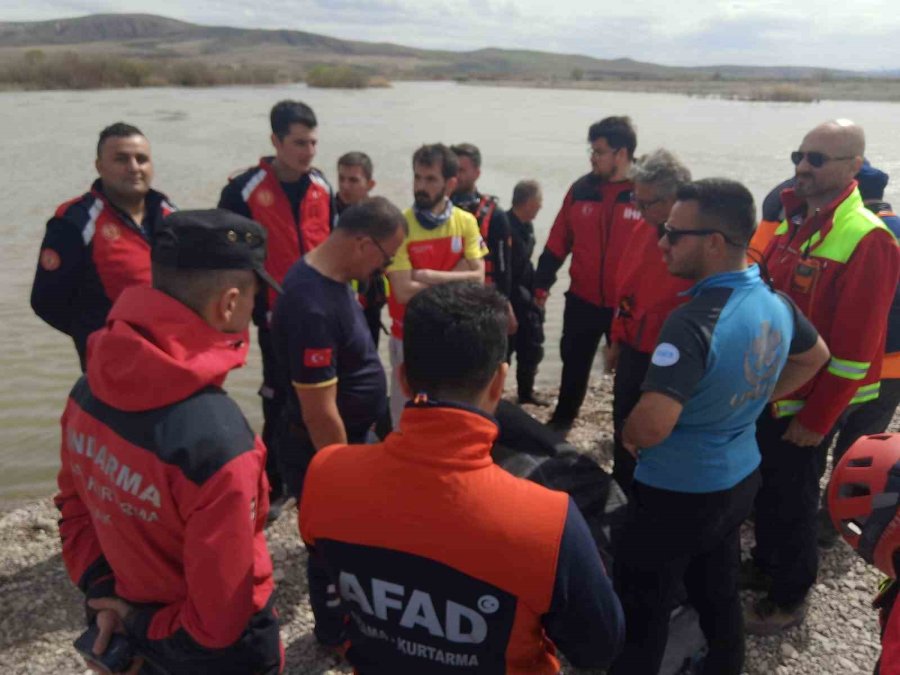 İş Makinesini Temizlerken Nehre Düşmüş