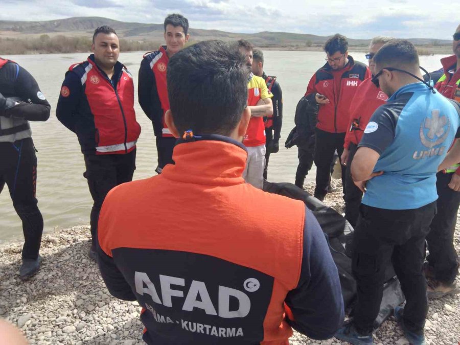 İş Makinesini Temizlerken Nehre Düşmüş