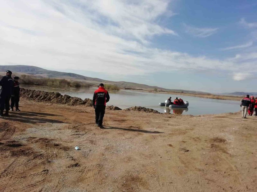 Kızılırmak’a Düşen Genci Arama Çalışmaları Devam Ediyor