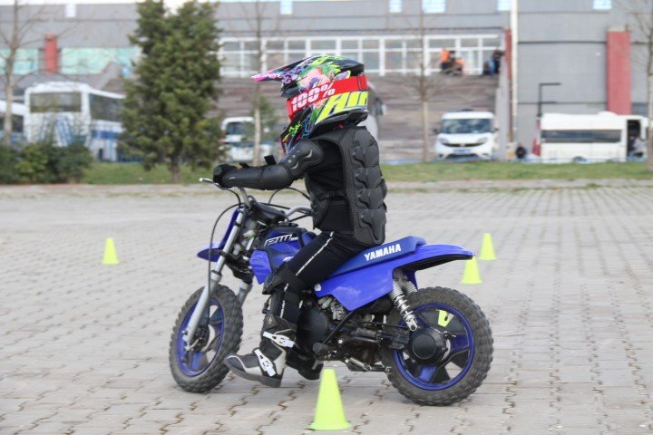 Zayn’a Rakip Eskişehir’den Çıktı: 3 Yaşındaki Atakan Motosikletiyle Pistlerin Tozunu Attırıyor