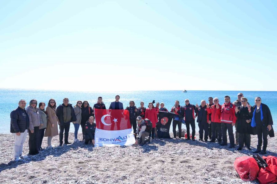 Konyaaltı Sahilini Ve Denizi Temizlediler