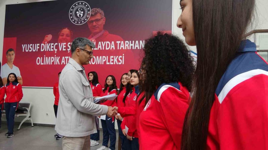 Milli Atıcı Yusuf Dikeç, Genç Sporculara Hediyeler Dağıttı