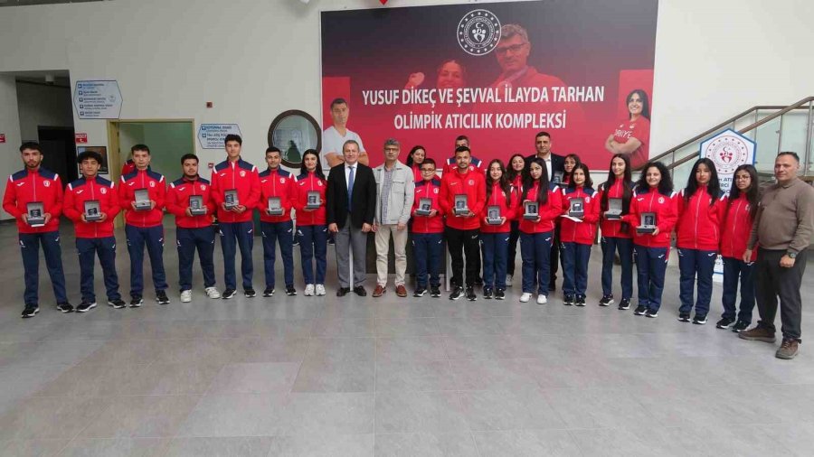 Milli Atıcı Yusuf Dikeç, Genç Sporculara Hediyeler Dağıttı