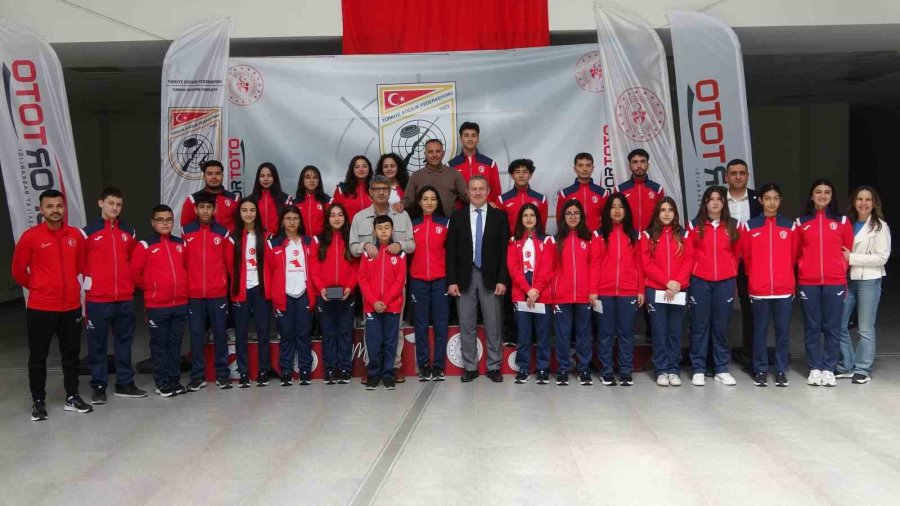 Milli Atıcı Yusuf Dikeç, Genç Sporculara Hediyeler Dağıttı