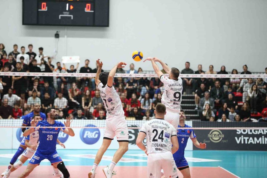 Efeler Ligi Play-off: Alanya Belediyespor: 3 - Halkbank: 0