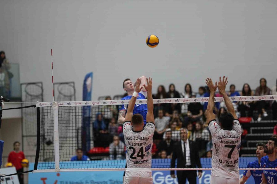Efeler Ligi Play-off: Alanya Belediyespor: 3 - Halkbank: 0