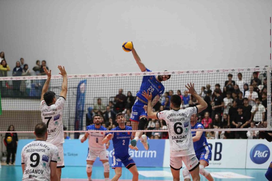 Efeler Ligi Play-off: Alanya Belediyespor: 3 - Halkbank: 0