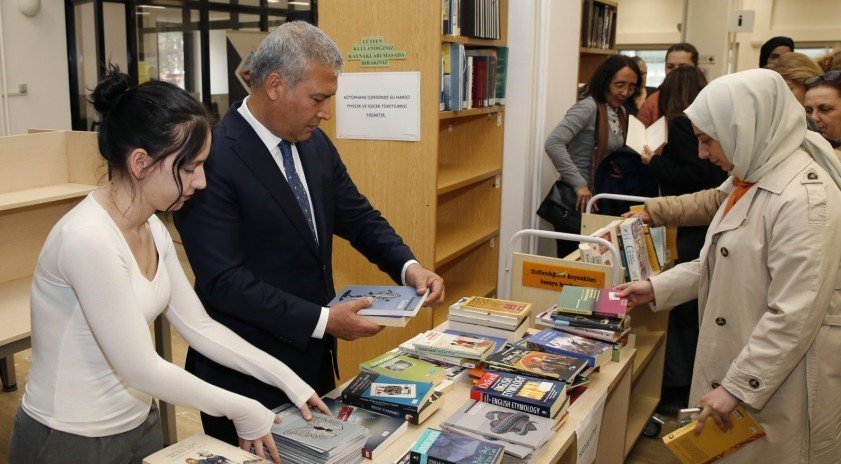 Anadolu Üniversitesinde Üreten Türkiye Temasıyla Kitap Okuma Etkinliği Gerçekleştirildi