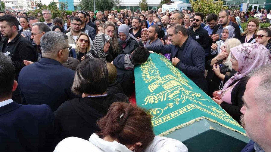 Balkondan Düşerek Hayatını Kaybeden Doktor Son Yolculuğuna Uğurlandı