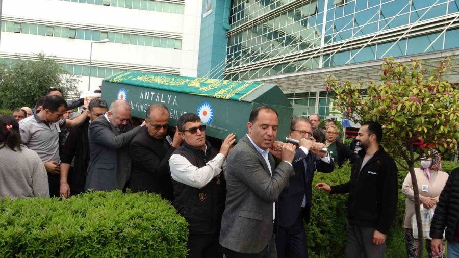 Balkondan Düşerek Hayatını Kaybeden Doktor Son Yolculuğuna Uğurlandı