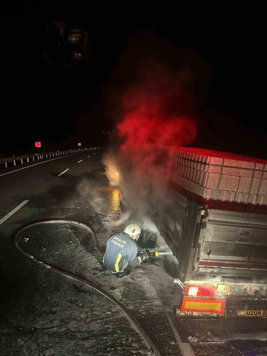 Akseki’de Rampa İnerken Balataları Yanan Tır Alev Aldı