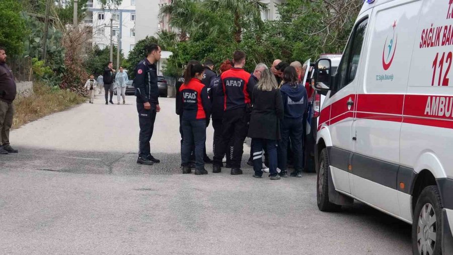 Bunalıma Girip Kayalıklara Çıkan Genç, Ekipleri Alarma Geçirdi