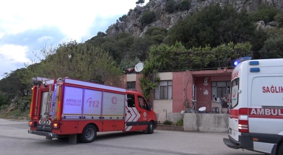 Bunalıma Girip Kayalıklara Çıkan Genç, Ekipleri Alarma Geçirdi