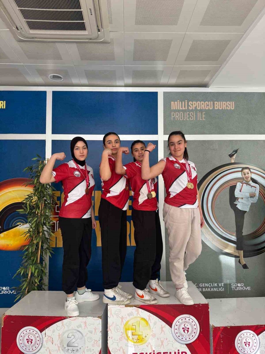 Yıldız Kızlar Bilek Güreşi Müsabakasında İnönü’den 5 Öğrenci Derece Elde Etti