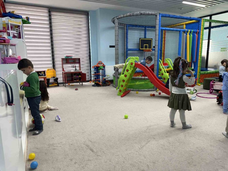 Büyükşehir Çocuk Kütüphanesi, Miniklerin Ve Ailelerinin Gözdesi Oldu