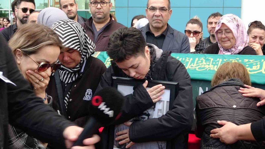 Balkondan Düşerek Hayatını Kaybeden Doktor Son Yolculuğuna Uğurlandı