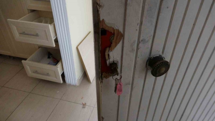 Tatil Yapıp, Yazlık Daireleri Soymuşlar