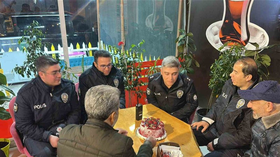 Aksaray’da Gençlerden Polislere 180’inci Yıl Sürprizi