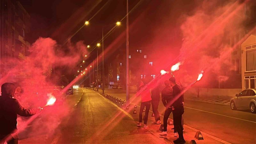 Aksaray’da Gençlerden Polislere 180’inci Yıl Sürprizi
