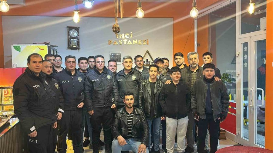 Aksaray’da Gençlerden Polislere 180’inci Yıl Sürprizi
