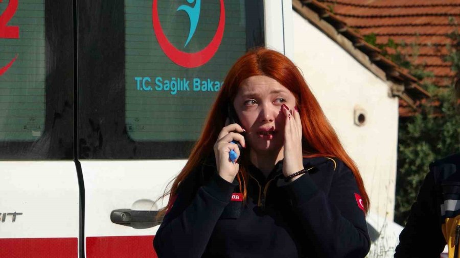 Hasta Taşıyan Ambulansla Otomobil Çarpıştı, Sağlık Görevlisi Gözyaşlarına Hakim Olamadı