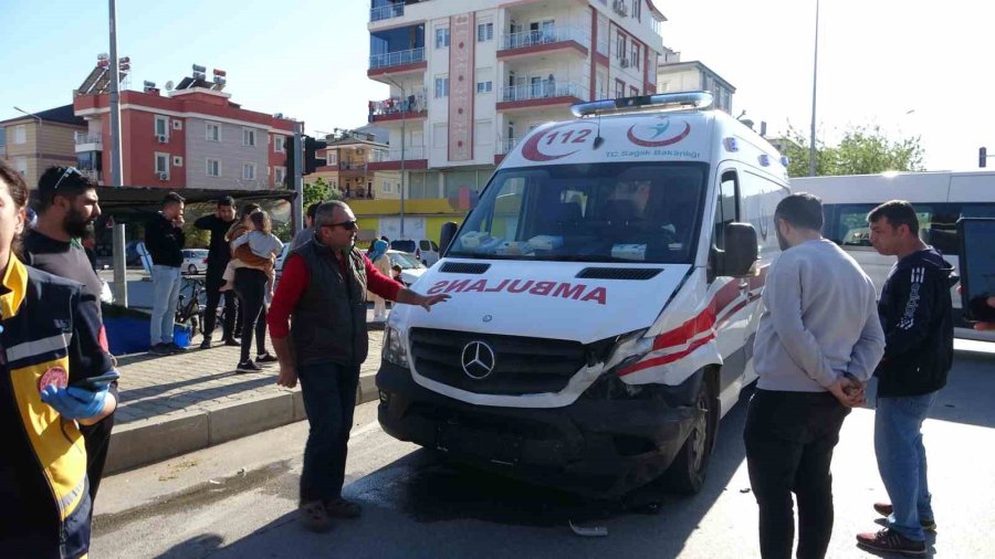 Hasta Taşıyan Ambulansla Otomobil Çarpıştı, Sağlık Görevlisi Gözyaşlarına Hakim Olamadı