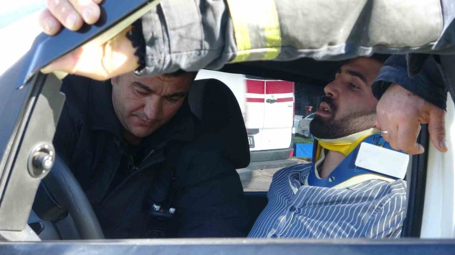 Hasta Taşıyan Ambulansla Otomobil Çarpıştı, Sağlık Görevlisi Gözyaşlarına Hakim Olamadı