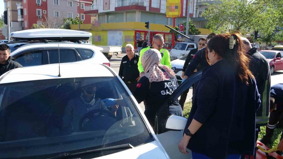 Hasta Taşıyan Ambulansla Otomobil Çarpıştı, Sağlık Görevlisi Gözyaşlarına Hakim Olamadı