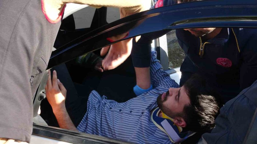 Hasta Taşıyan Ambulansla Otomobil Çarpıştı, Sağlık Görevlisi Gözyaşlarına Hakim Olamadı