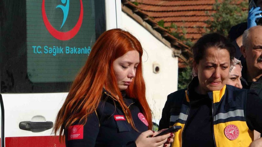 Hasta Taşıyan Ambulansla Otomobil Çarpıştı, Sağlık Görevlisi Gözyaşlarına Hakim Olamadı
