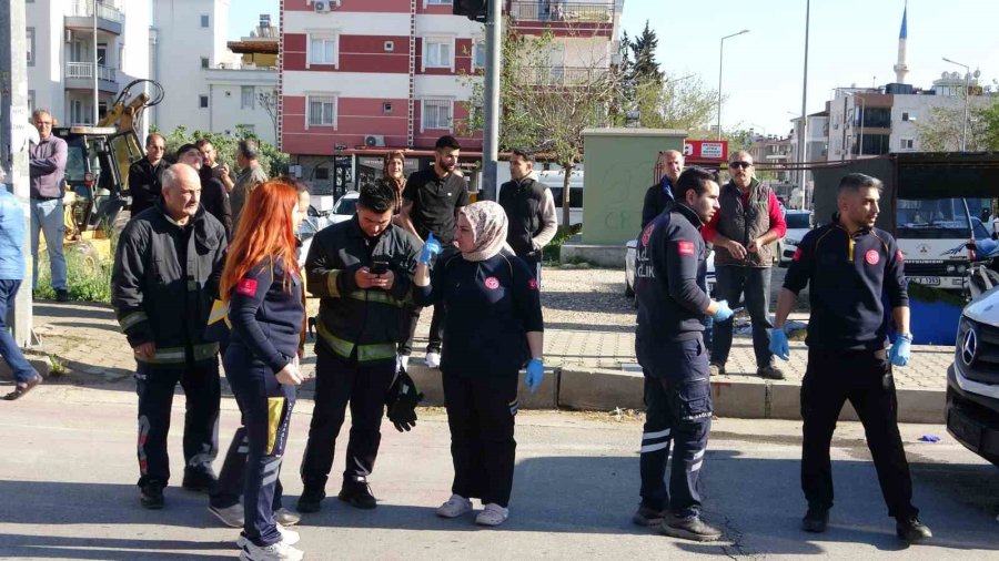 Hasta Taşıyan Ambulansla Otomobil Çarpıştı, Sağlık Görevlisi Gözyaşlarına Hakim Olamadı